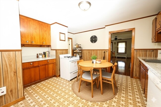 Building Photo - 354 Pond St