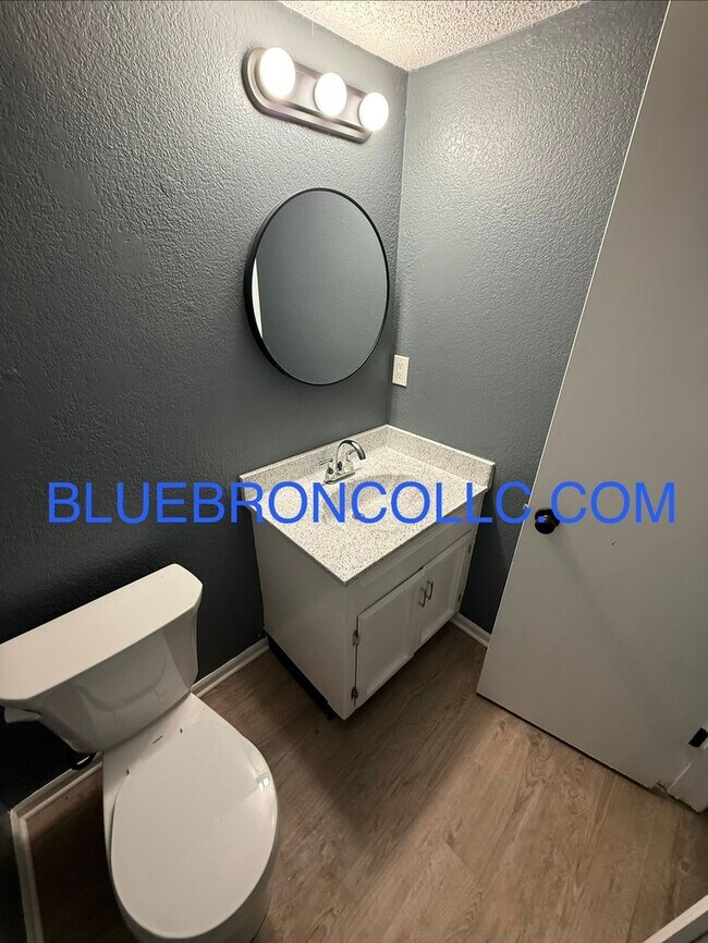 Foto del edificio - Spacious 3 bedroom unit with NEW Flooring and fresh paint