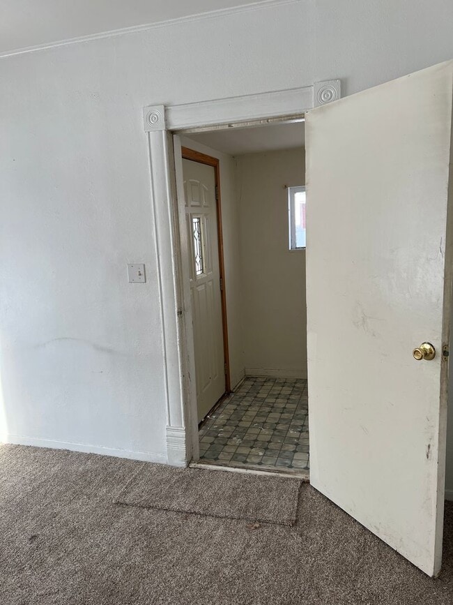 Building Photo - Charming Single-Family Home for Rent