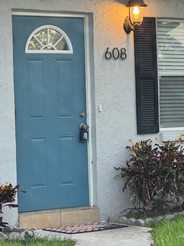 Foto principal - 608 SW 8th Ct
