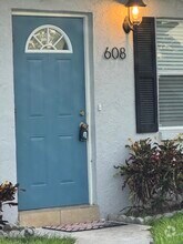 Building Photo - 608 SW 8th Ct