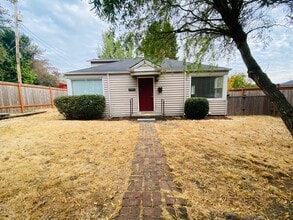 Building Photo - 3208 SW Raymond St