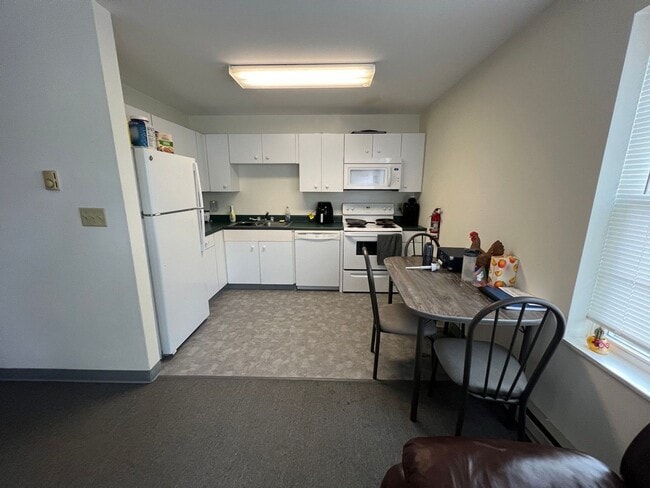 Building Photo - 608 Clay Ln