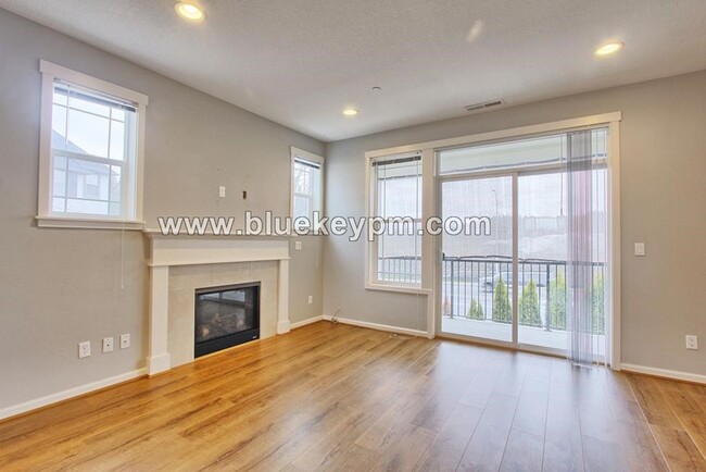 Foto del edificio - 2 Bed, 2.5 Baths Townhome Near Progress Ri...