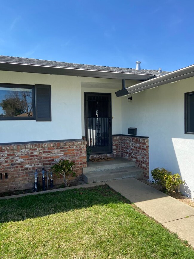 Building Photo - Tahoe Park East - 3 Bdrm, 1.5 bath