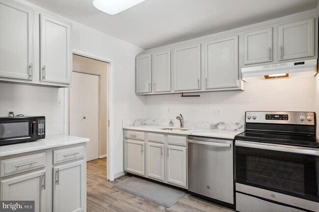 Building Photo - 9728 Kingsbridge Dr