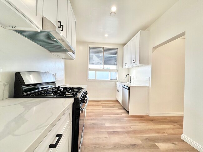 Building Photo - 1034 1/2 S Fairfax-1