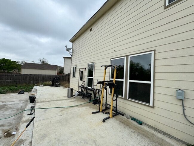 Foto del edificio - Super Nice! Featuring 4 bedroom/ 3 bath