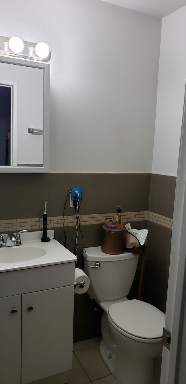 Baño común - 765 W Citrus Edge St