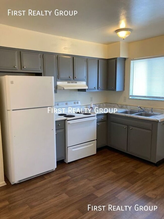 Building Photo - 2 Bedroom, 1 Bath Upstairs Apt for Rent. M...