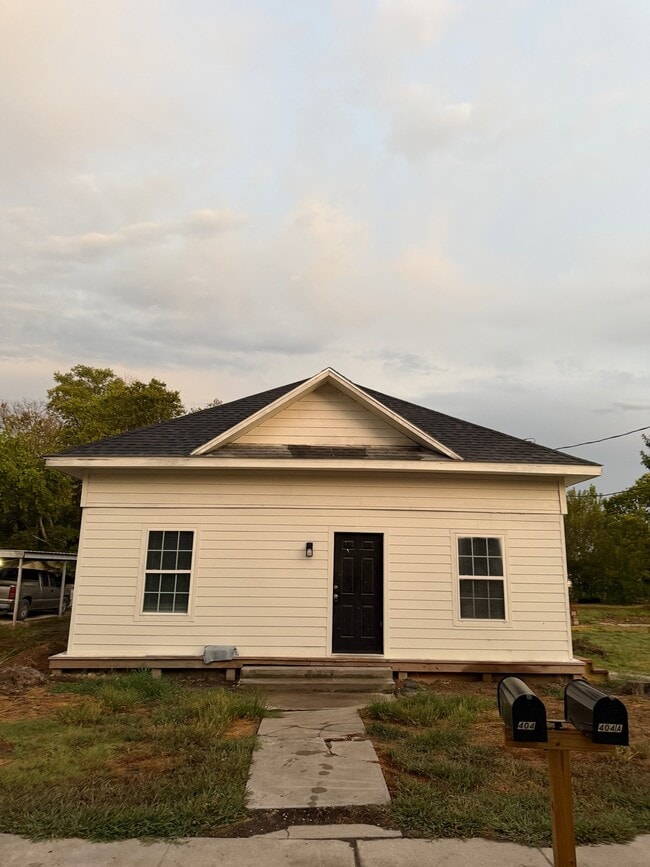 Building Photo - 404 E Ross Ave