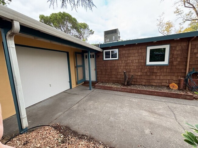 Foto del edificio - 3/1 in East Davis, New windows, new floors...