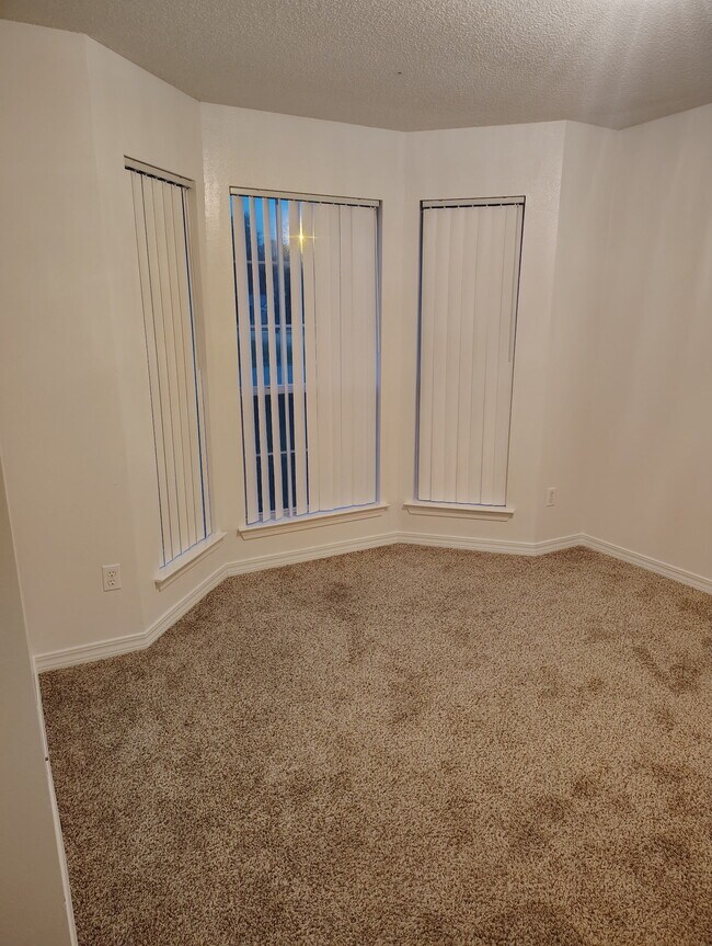 Dormitorio n.º 3 / Oficina - 574 Rough Leaf Ln