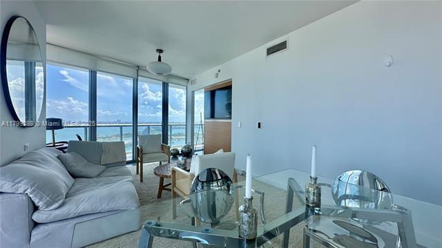 Foto del edificio - 888 Biscayne Blvd