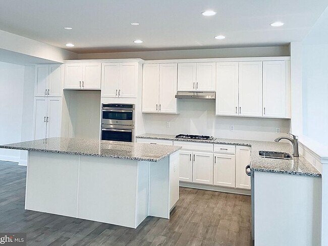Building Photo - 85 Westhampton Dr