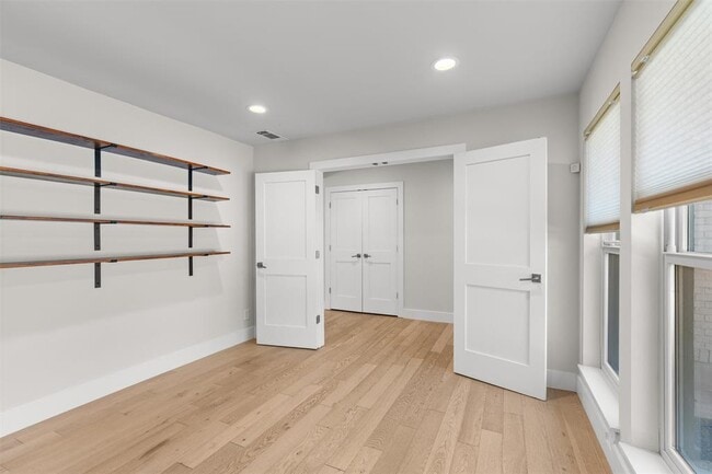 Building Photo - 5405 Fairmont Cir