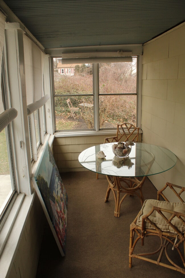 Building Photo - 58 Valley Ave