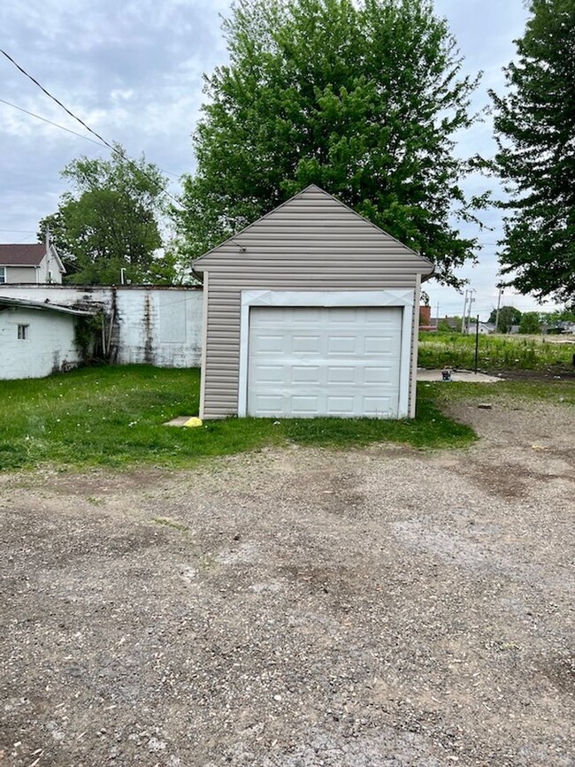 Building Photo - Large 3 bedroom with garage