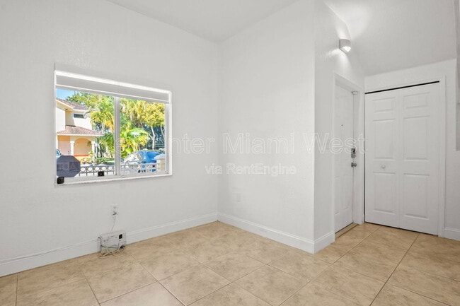 Foto del edificio - 7422 NW 182nd St