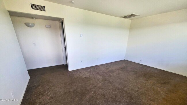 Foto del edificio - 8411 S 16th St
