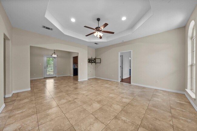 Building Photo - 136 W Maple Dr