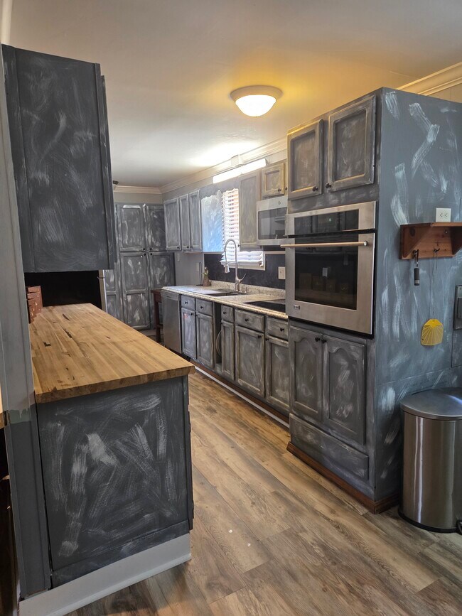 Foto del edificio - 1748 Paulas Huskey Cir