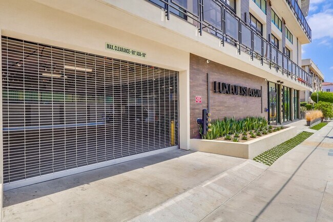 Building Photo - 1bd/1ba Loft in Prime Koreatown w/City Skyline Views and W/D Call Today!