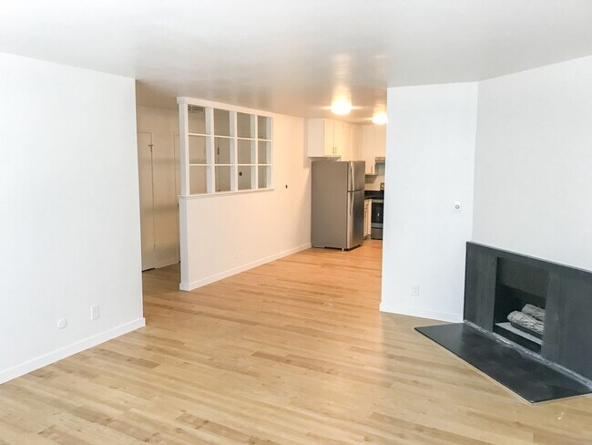 Foto del edificio - Stunning Remodeled 2BR/2BATHROOM Flat! Fireplace! Parking! Laundry! -PROGRESSIVE