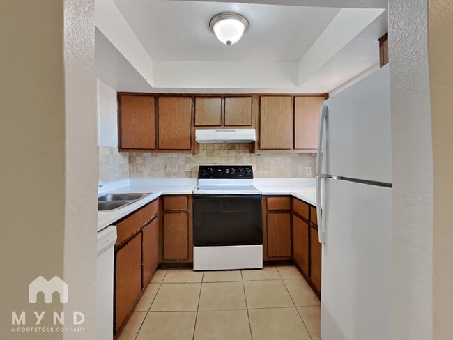 Building Photo - 2828 E Tierra Buena Ln