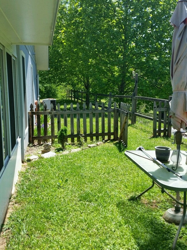 Building Photo - Very nice 2 BD/2 BA Townhouse in Marion Fo...