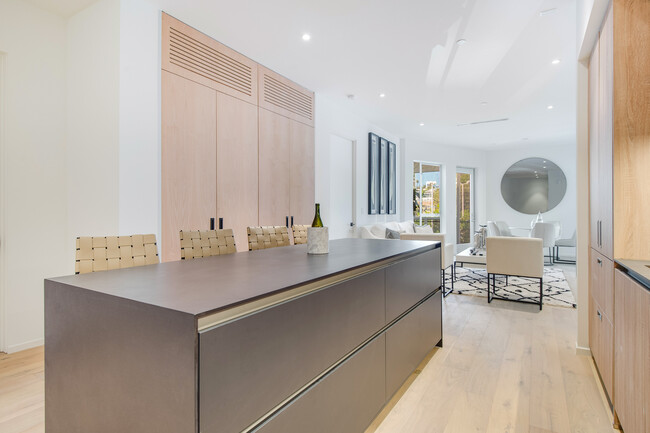 Foto del edificio - 1030 N Kings Rd