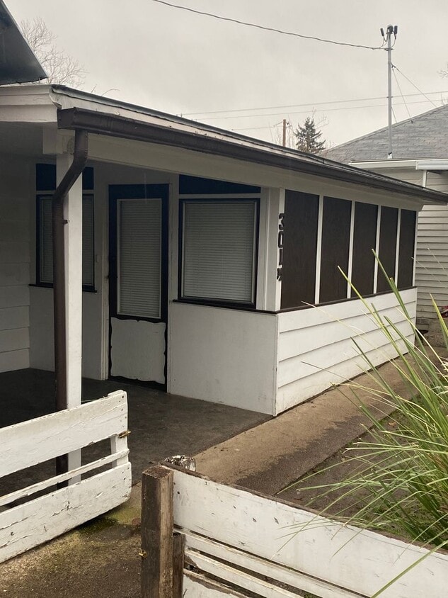 Primary Photo - R301- 301 1/2