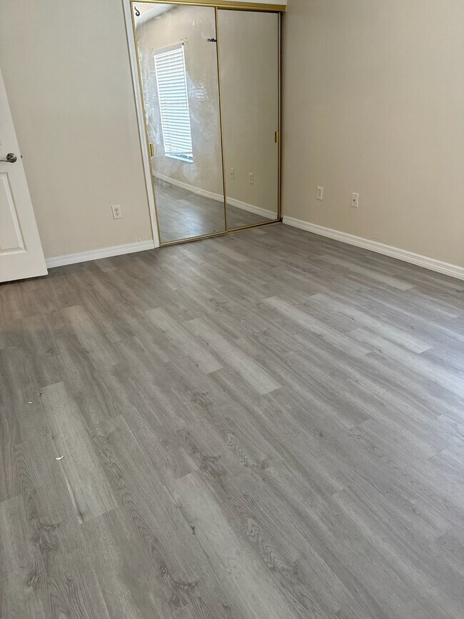 Foto del edificio - 1605 Little River Dr