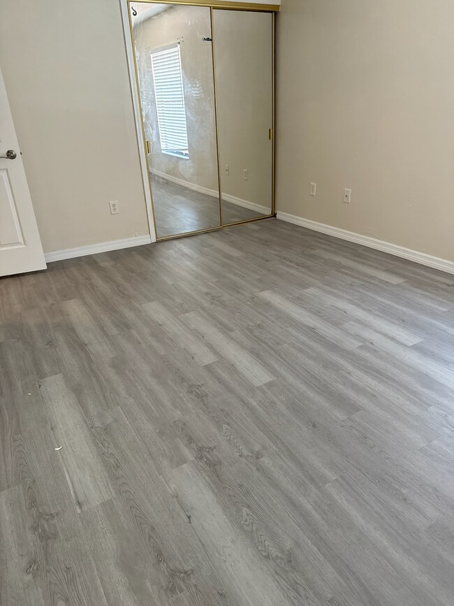 Building Photo - 1605 Little River Dr