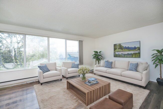 Disfrute de un diseño abierto con mucha luz natural y pisos modernos en todas partes. - Courtyard North Apartments