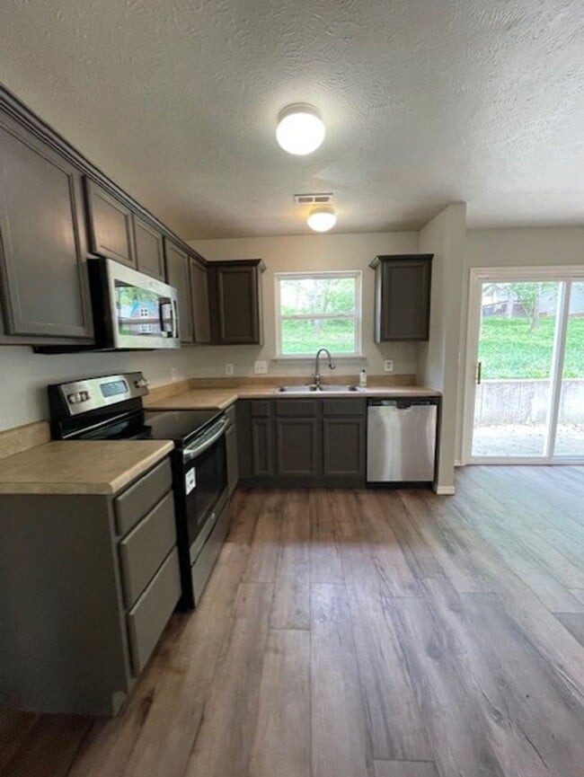 Foto del edificio - 3 Bedroom Home in Merriam Woods!