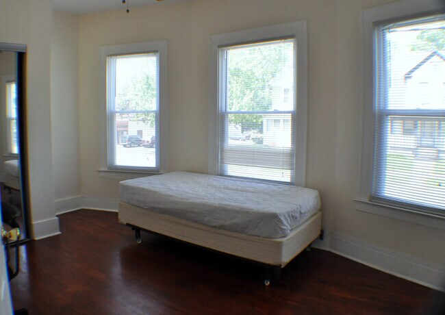 Building Photo - 301 Maple St