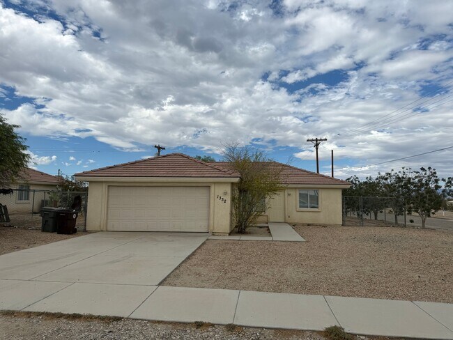 Building Photo - 1332 Persimmon Ave