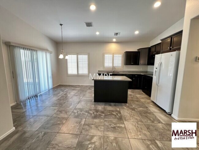 Foto del edificio - Very nice 3 bedroom home plus den &amp; co...