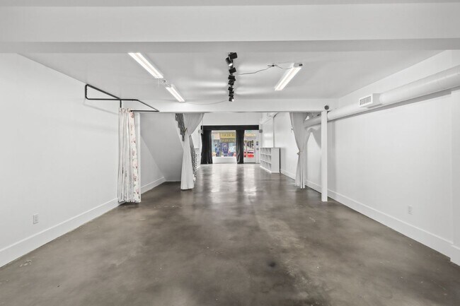 Building Photo - 1050 S Fairfax Ave