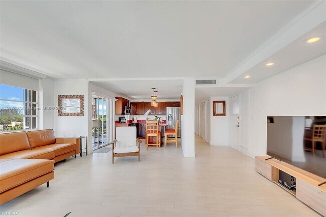 Building Photo - 2 br, 2 bath Condo - 1750 NE 115th St Apt 502
