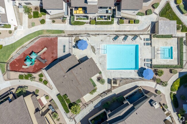 Piscina - VILLAGE DRIVE APARTMENT HOMES