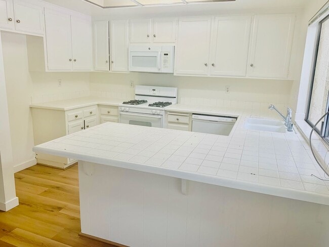 Building Photo - Updated Single-Story Home with Flexible Floor Plan in Las Brisas HOA