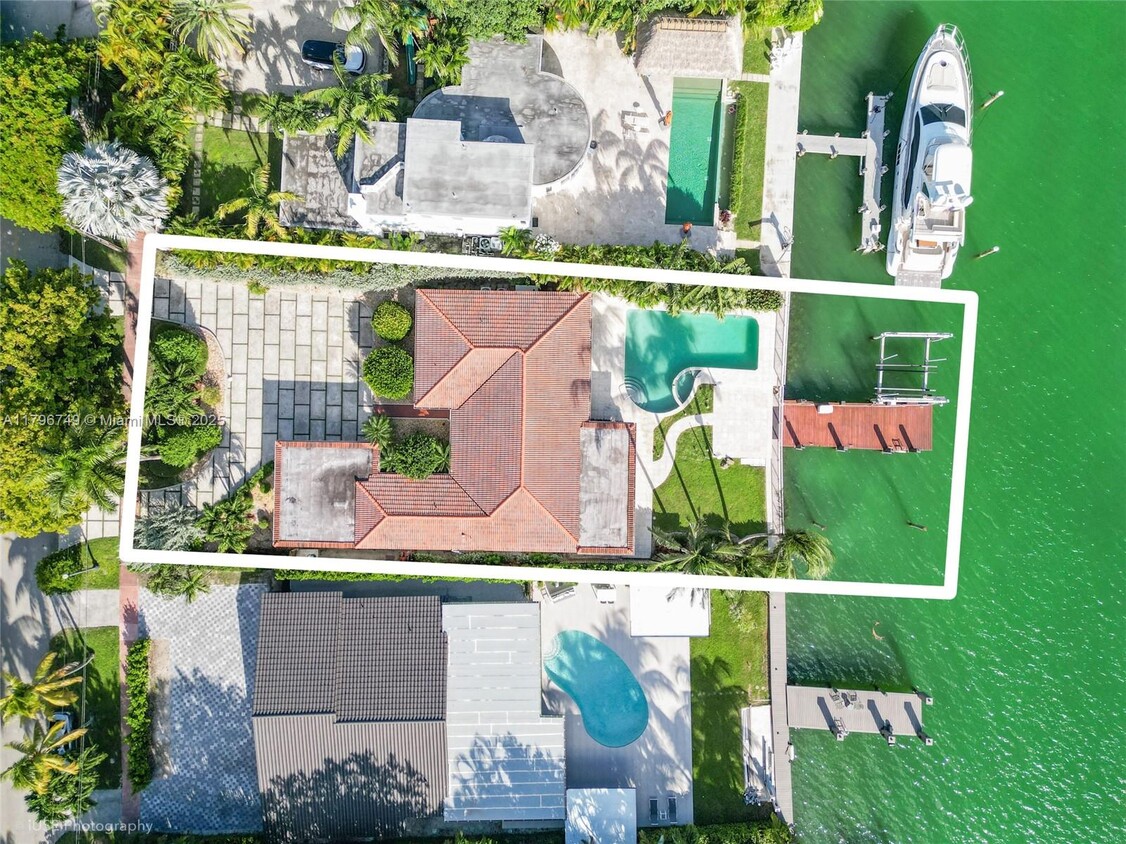 Primary Photo - 1180 Bay Dr
