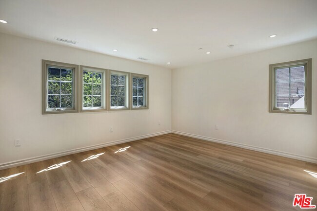 Foto del edificio - 3132 Belden Dr