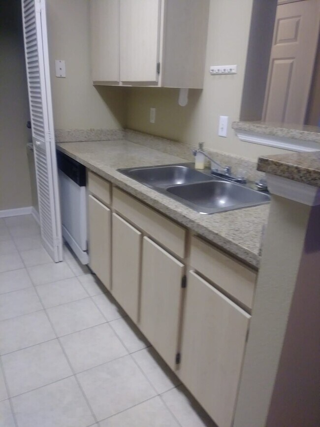 Foto del edificio - 1 bed, 1 bath condo at Sunset Lake, a wate...