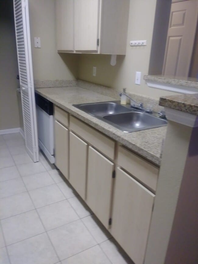 Building Photo - 1 bed, 1 bath condo at Sunset Lake, a wate...