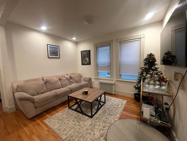 Building Photo - Renovated 3 Bed in Southie! Pet Friendly, ...