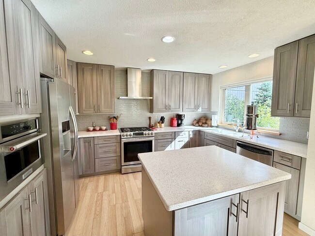 Building Photo - SEASONAL OCEANFRONT HOME