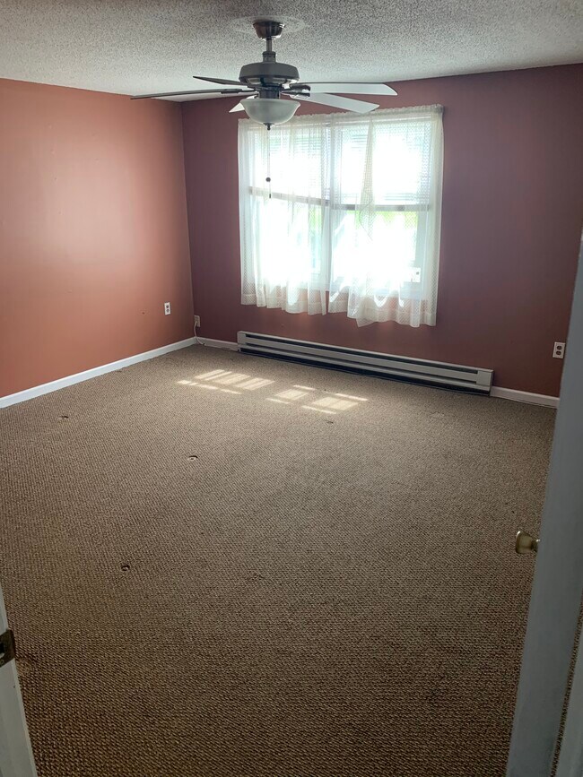 Master bedroom - 109 Lakeview Ave